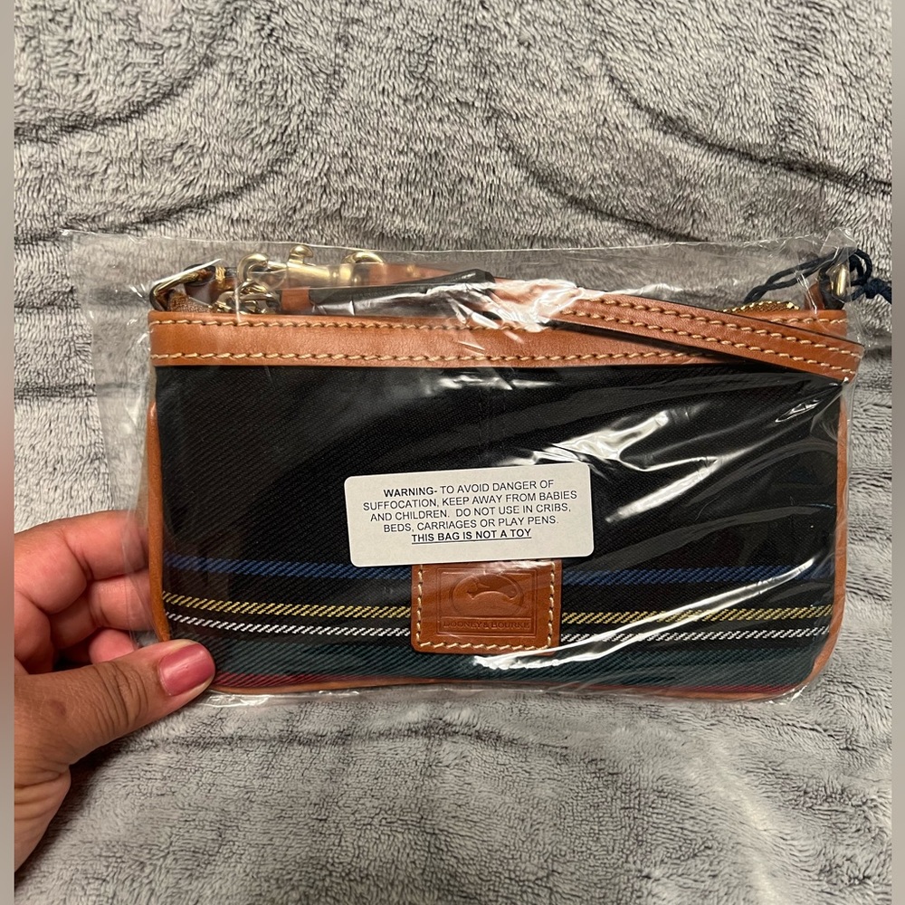 Dooney and Bourke wristlet - black